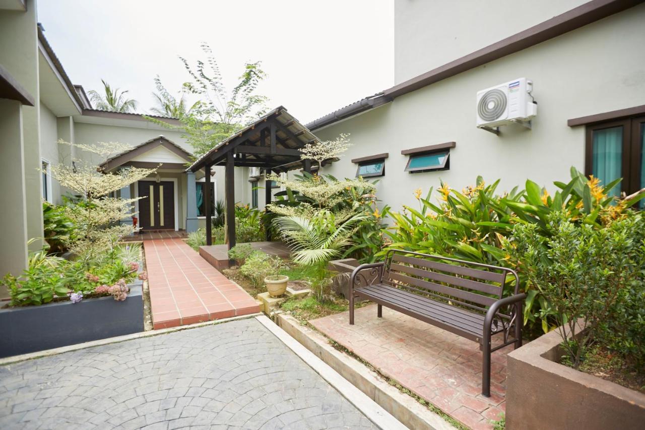 D' Qamar Guesthouse 콴탄 외부 사진